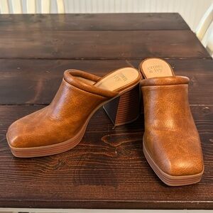 Cognac heeled clogs